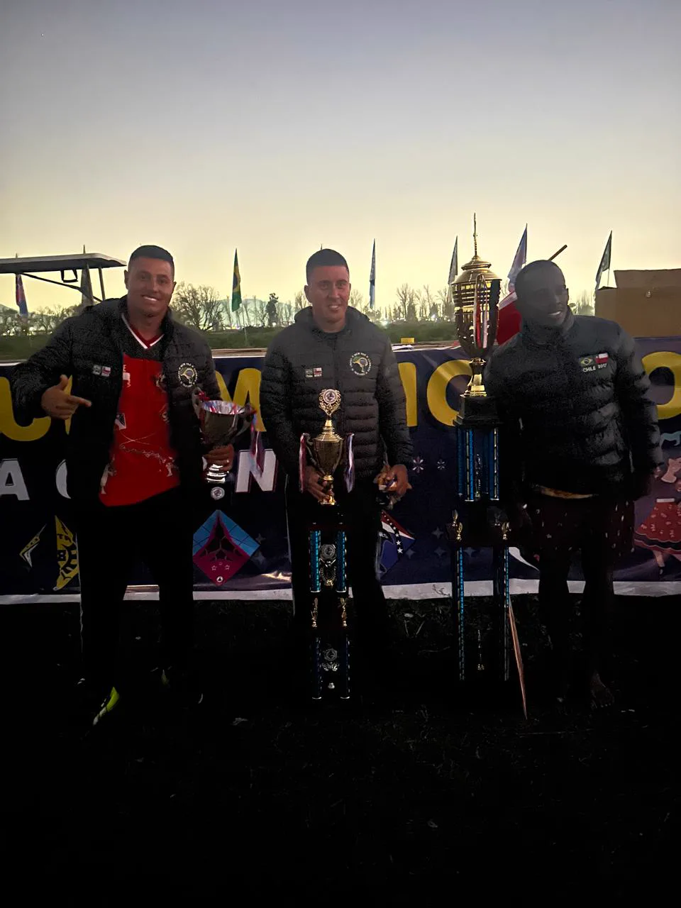 Equipe ANSI com troféus no Chile