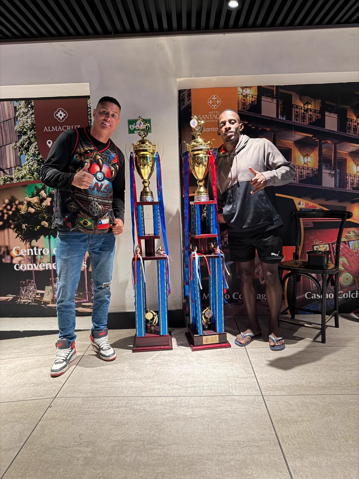 Representantes da ANSI com dois troféus
